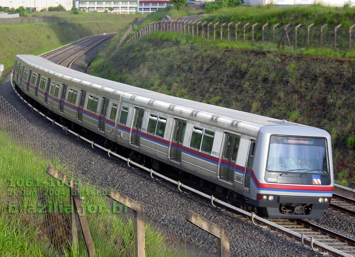 Trem 1061-1064 do Metrô de Brasília chegando à Estação Arniqueiras