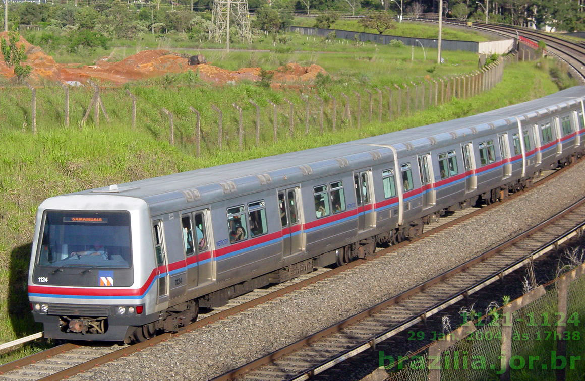 Trem 1121-1124 do Metrô de Brasília subindo do viaduto sobre a Estrada Parque Vicente Pires (EPVP, adiante) para a Estação Arniqueiras em 29 Jan. 2004, às 17h38