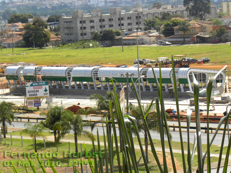 Cobertura das plataformas de parada dos trens do Metrô na Estação Guará