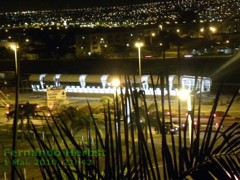 Vista noturna da cobertura das plataformas de parada dos trens