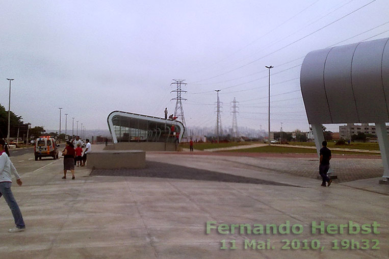 Acessos e cobertura da Estação Guará do Metrô DF, em perspectiva paralela à Via do Contorno do Guará II