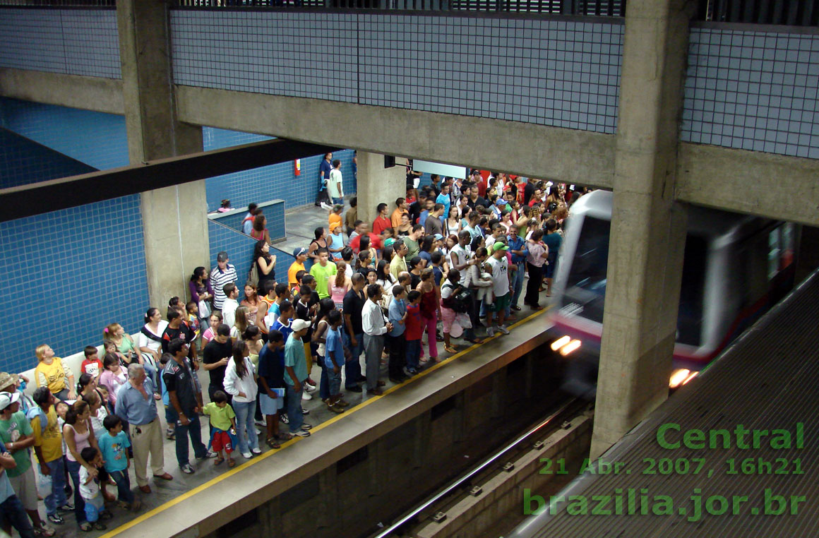 Plataforma de embarque da Estação Central do Metrô de Brasília