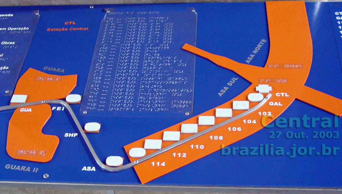 Mapa das estações do Metrô DF para orientação de deficientes visuais, com legendas em braile, na Estação Central