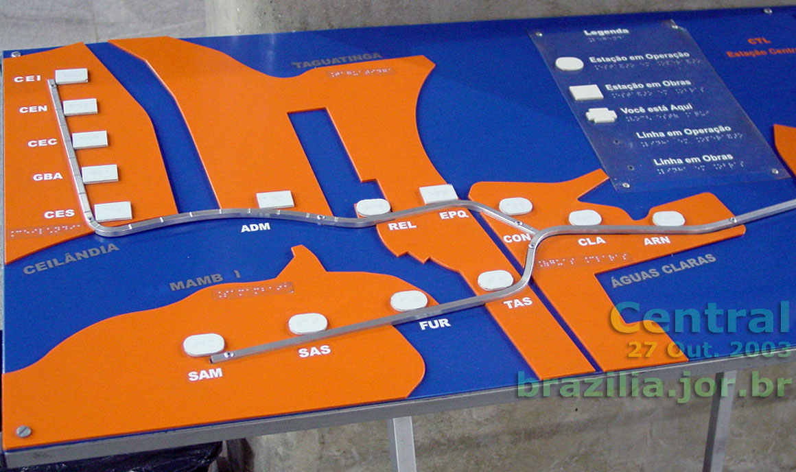 Mapa das estações das linhas Verde e Laranja do Metrô DF para orientação de deficientes visuais, com legendas em braile