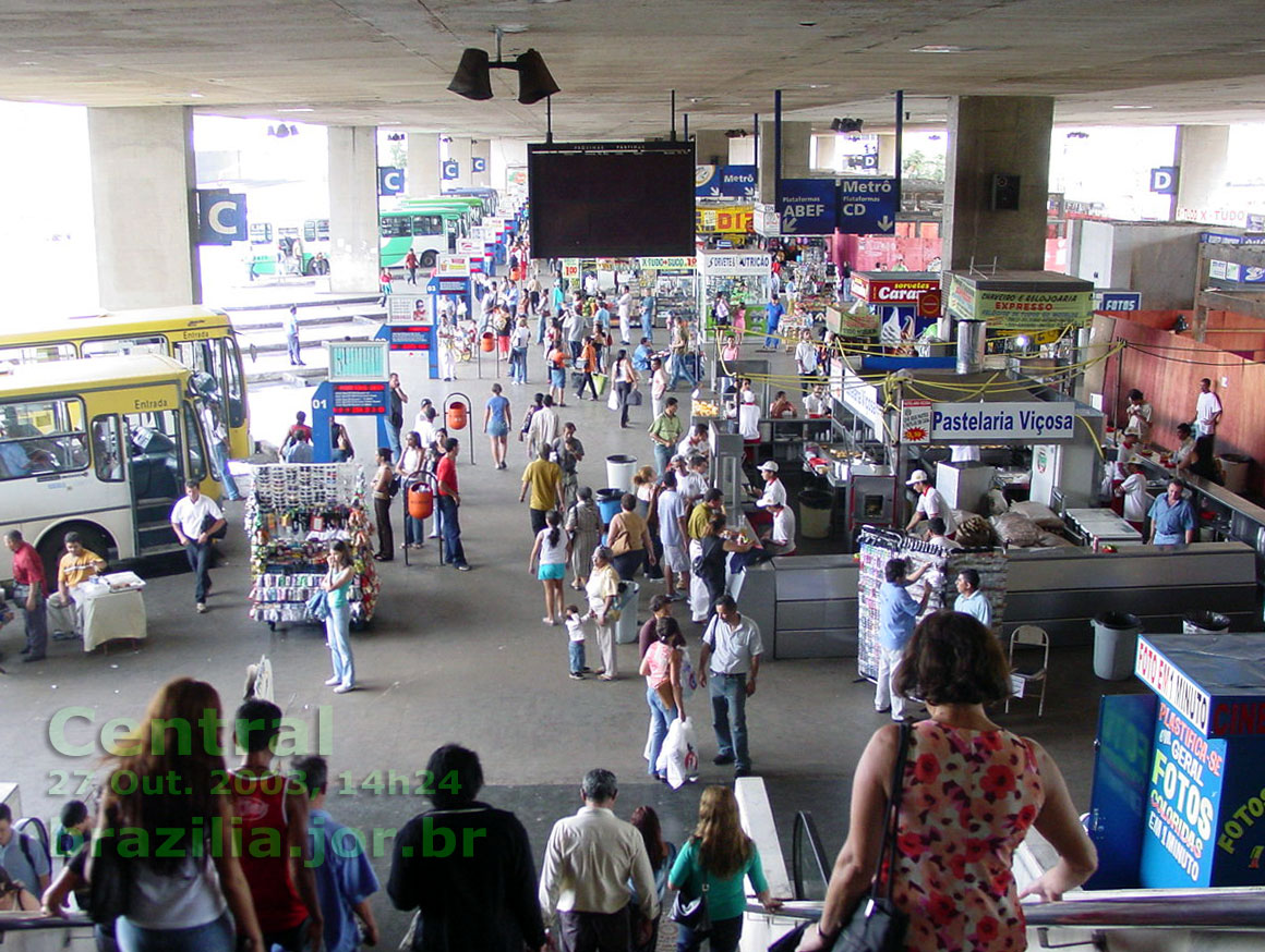 Plataforma oeste da Rodoviária de Brasília, com as indicações dos acessos à Estação Central do Metrô