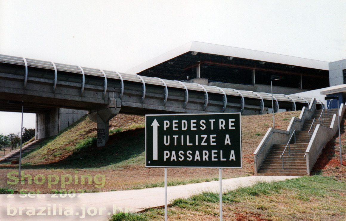 Escadas do acesso sul à Estação Shopping do Metrô e passarela de pedestres para o Carrefour sul e o ParkShopping, do outro lado da EPIA