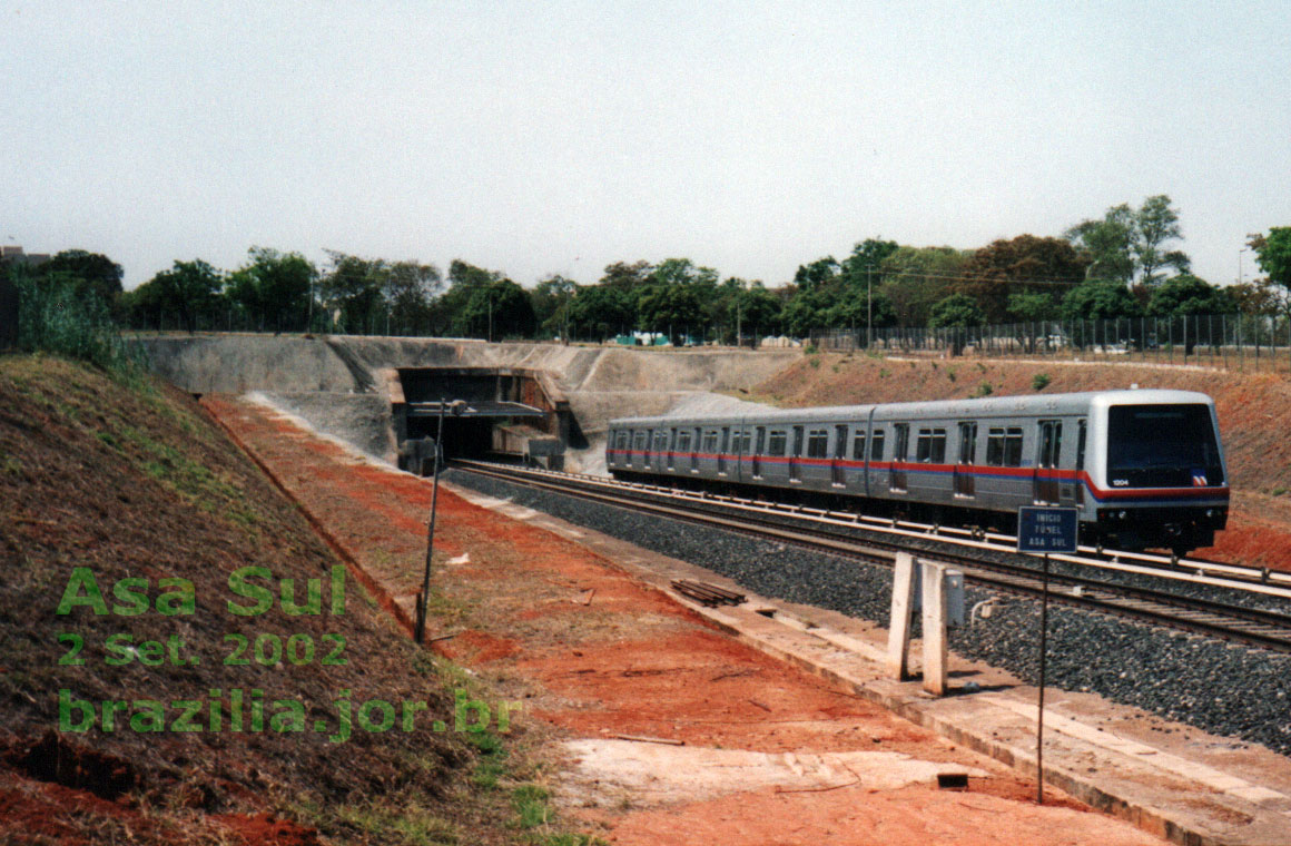 Trem do Metrô DF entrando no túnel da Asa Sul