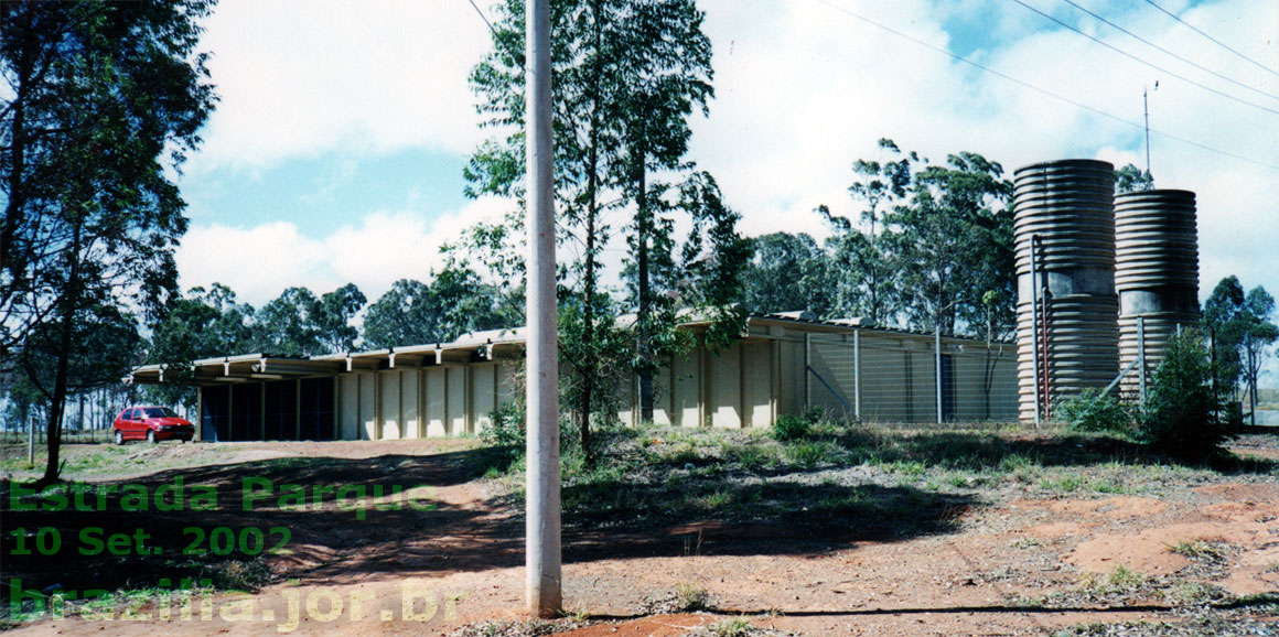 Estação Estrada Parque  ainda fechada e sem urbanização  na confluência da Estrada Parque Taguatinga (EPTG) com a Estrada Parque do Contorno (EPCT, "Pistão Sul"), bem próximo ao viaduto de entrada em Taguatinga