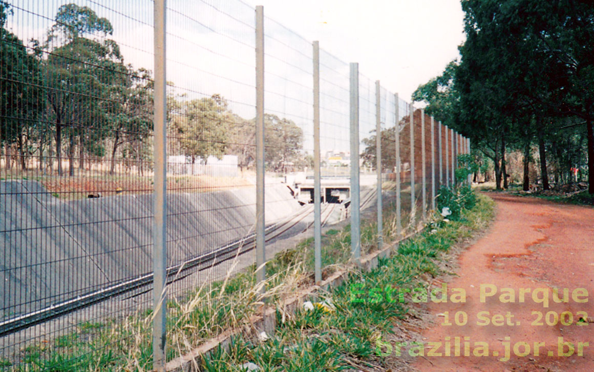 Perspectiva da Estação Estrada Parque do Metrô de Brasília, encaixada na trincheira, sobre os trilhos