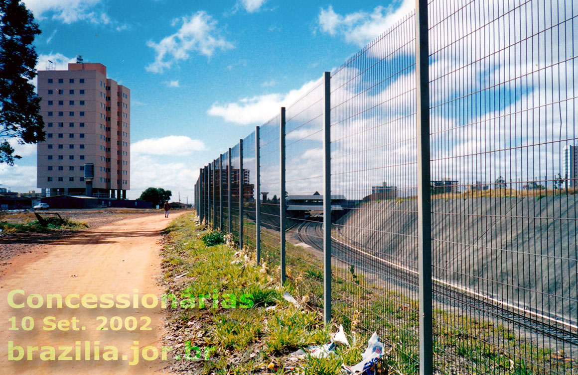 Vista dos trilhos da Estação Concessionárias, do Metrô de Brasília, na cidade satélite de Águas Claras