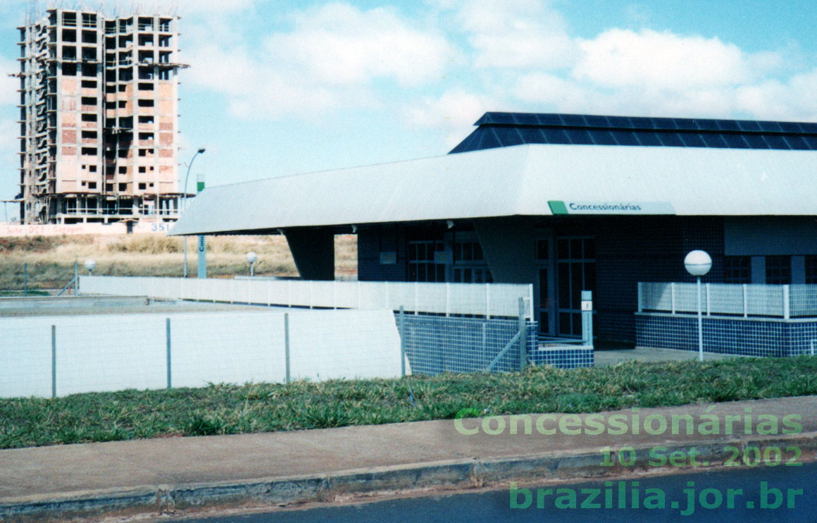 Acesso e passagem da Estação Concessionárias, do Metrô de Brasília, na cidade satélite de Águas Claras