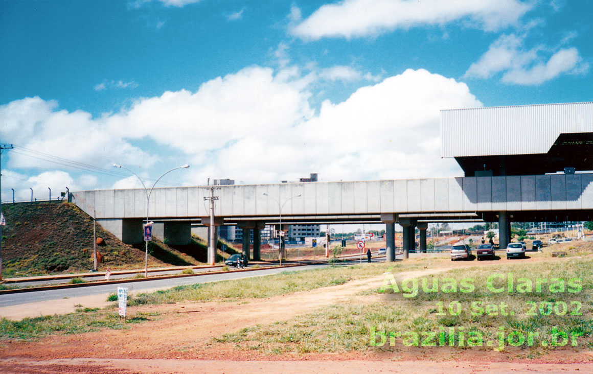 Acesso à estação Águas Claras pela rua que cruza por baixo dos trilhos