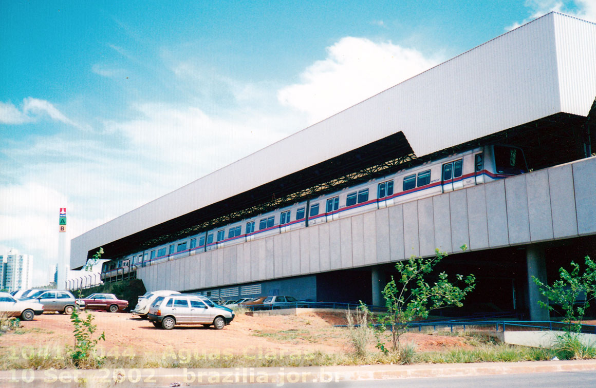 Trem 1041-1044 na estação de Águas Claras do Metrô