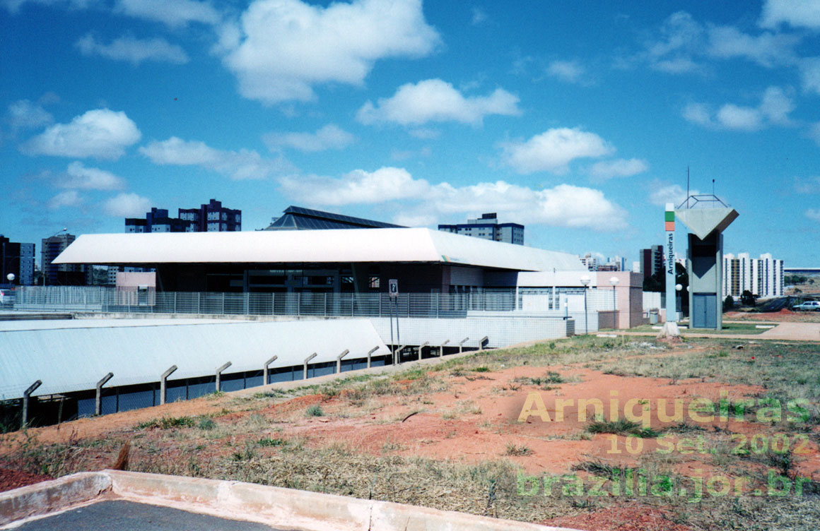 Aspecto da Estação Arniqueiras do Metrô DF ao nível do solo