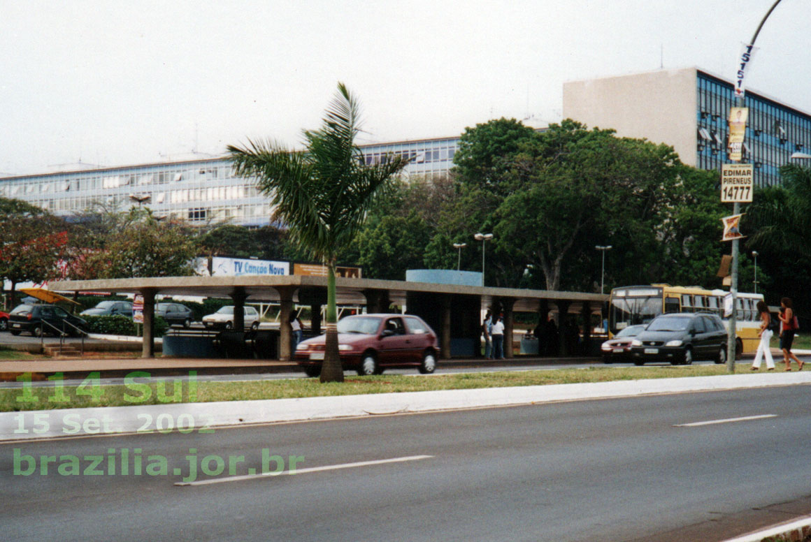 Ponto de ônibus conectado à Estação 114 Sul do Metrò de Brasília, no Eixinho oeste. Foto: 13 Set. 2002