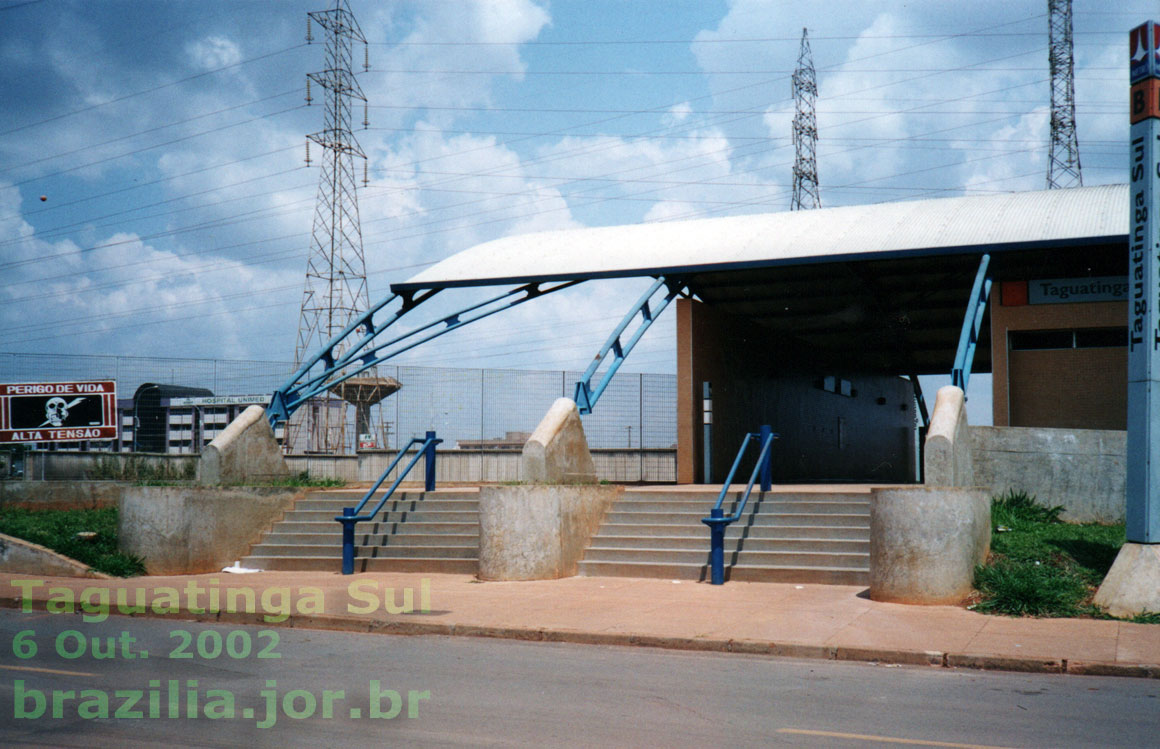Escadas e rampa de acesso à Estação Taguatinga Sul do Metrô de Brasília