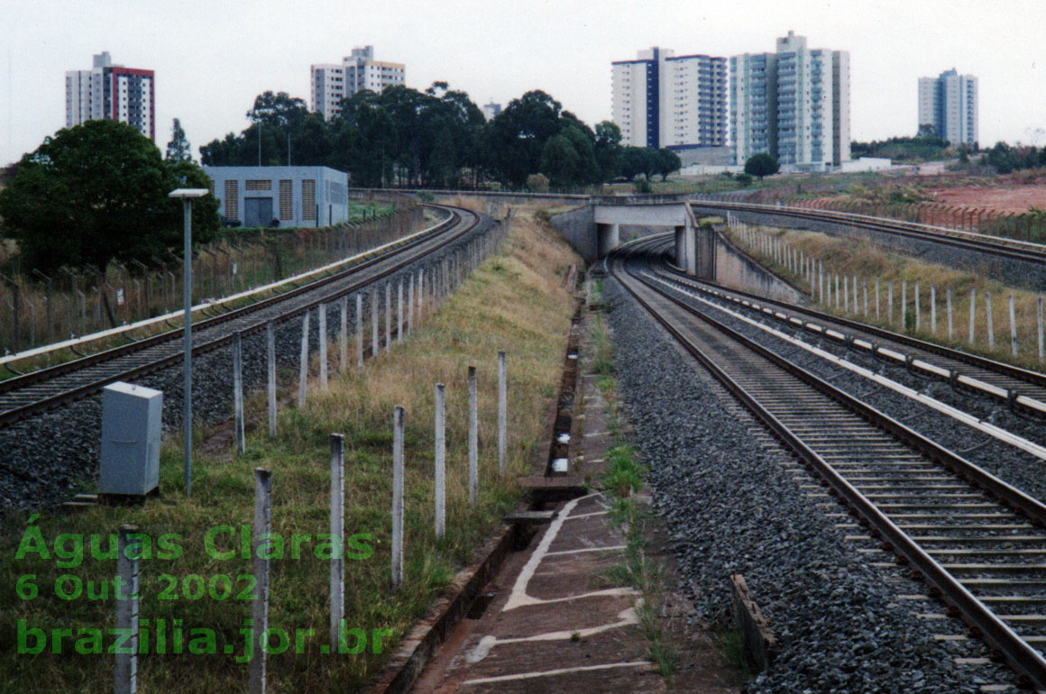 Bifurcação dos trilhos do Metrô DF logo após a estação Águas Claras