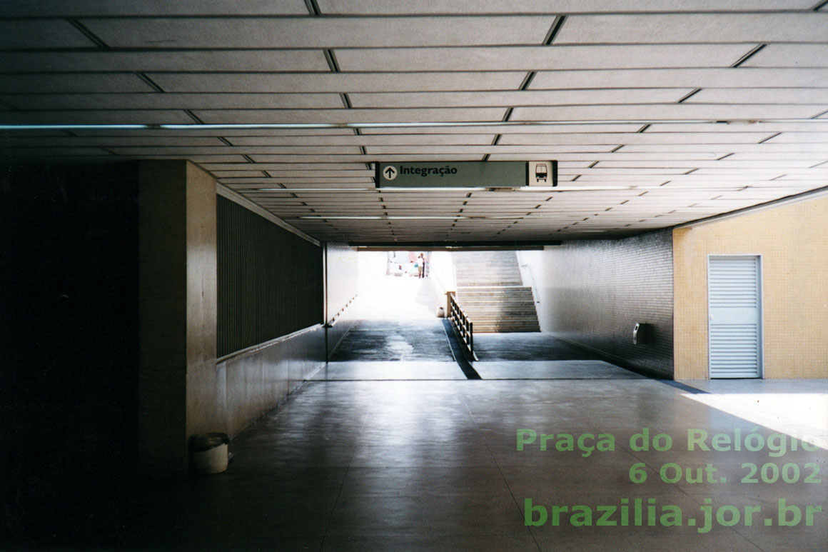 Vista interna do acesso oeste à Estação Praça do Relógio - Metrô DF, no centro de Taguatinga