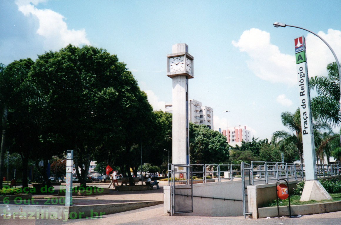 Rampa de acesso oeste à Estação Praça do Relógio, vista da esquina das duas avenidas principais do centro de Taguatinga
