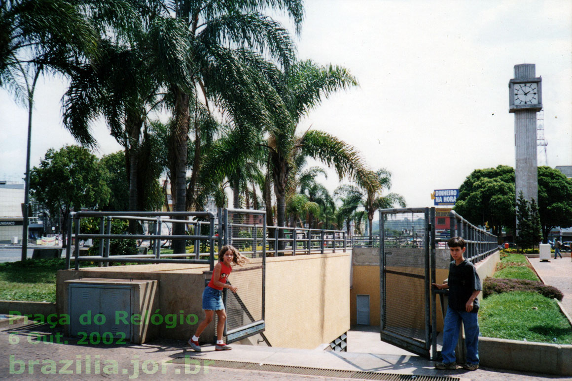 Acesso leste à Estação Praça do Relógio, na esquina das duas avenidas principais do centro de Taguatinga