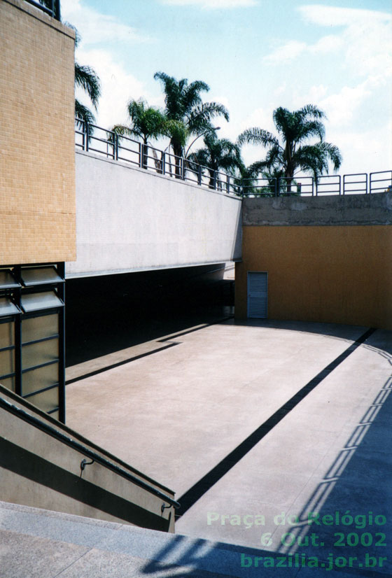 Área de acesso leste à Estação Praça do Relógio, no centro de Taguatinga, vista do alto da escada