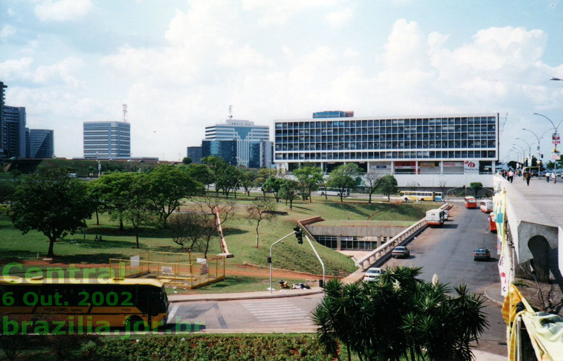 Passagem da Rodoviária à Estação Central do Metrô, vista do Conic, com o Conjunto Nacional ao fundo