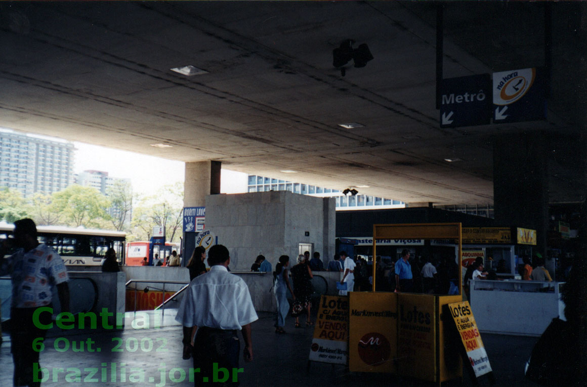 Escadas e elevador de acesso à Estação Central do Metrô, na plataforma oeste da Rodoviária