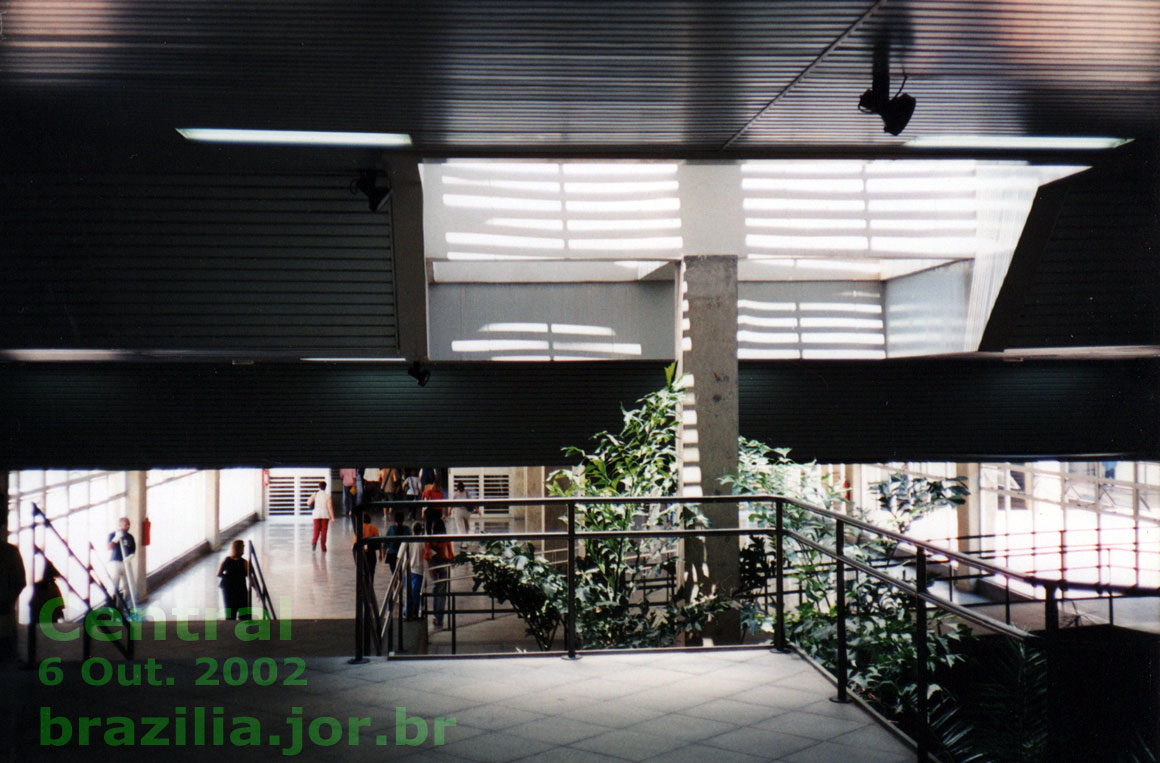 Jardim de inverno entre a escada e a rampa de acesso ao saguão da Estação Central do Metrô de Brasília