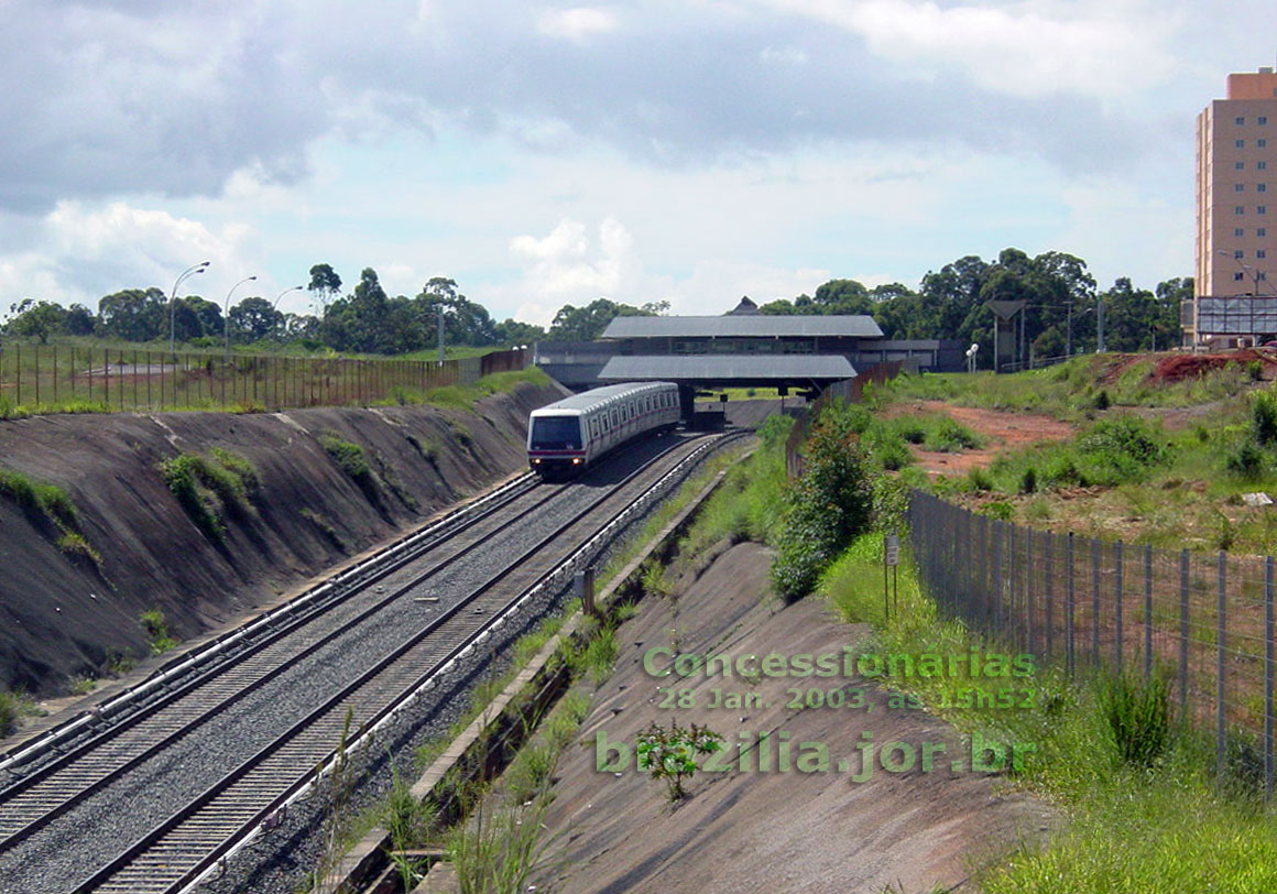 Perspectiva dos trilhos da Estação Concessionárias, do Metrô de Brasília, na cidade satélite de Águas Claras