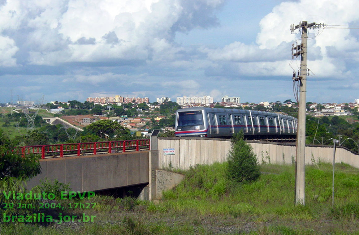 Trem do Metrô de Brasília atravessando o viaduto sobre a Estrada Parque Vicente Pires (EPVP), entre Águas Claras e o Setor de Mansões Park Way (SMPW)