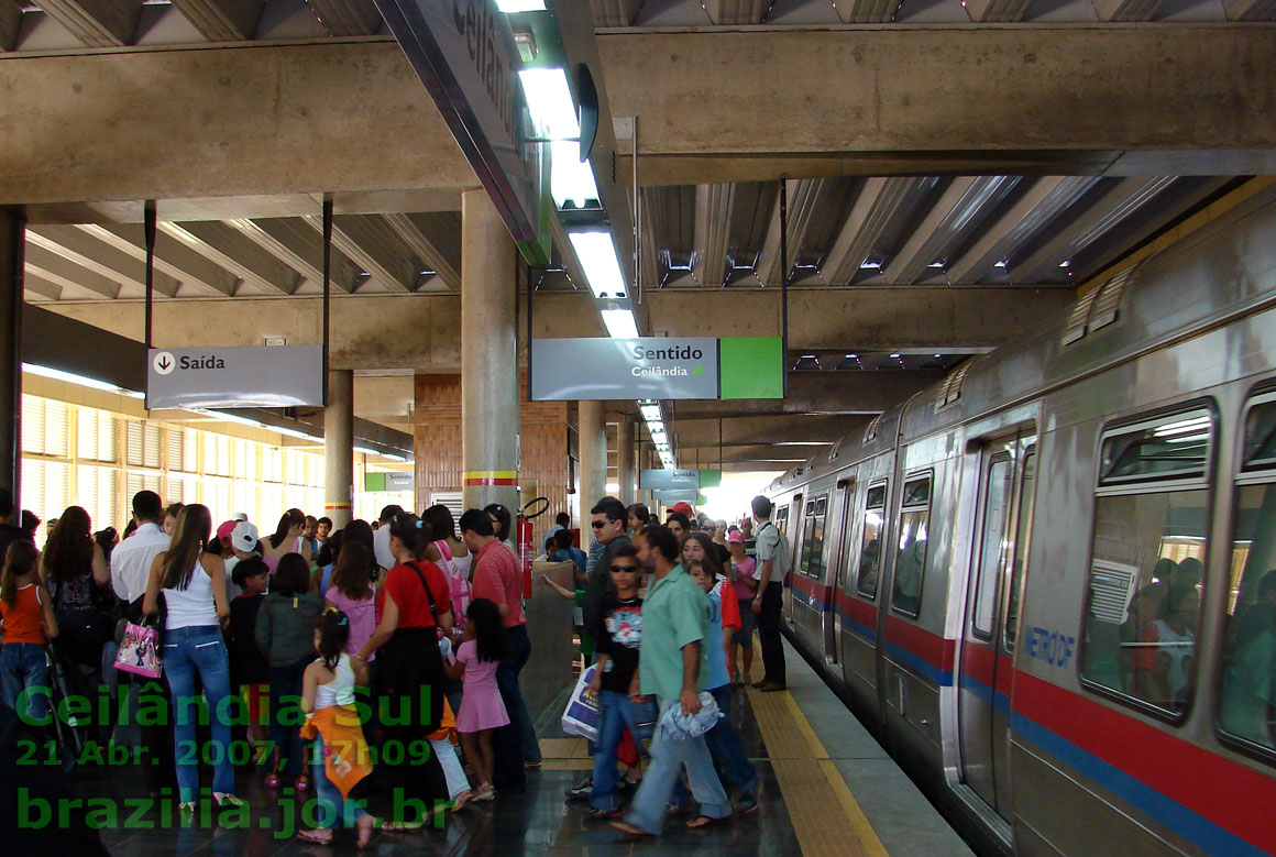 Iluminação artificial na plataforma da Estação Ceilândia Sul do Metrô de Brasília