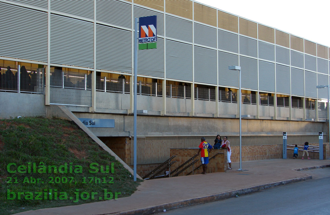 Rampa de acesso leste à Estação Ceilândia Sul do Metrô de Brasília