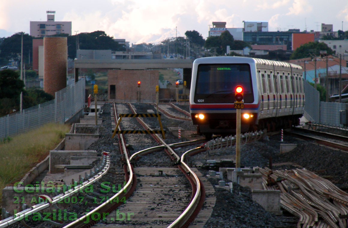 Trem 1031-1034 manobrando no desvio ou AMV (Aparelho de Mudança de Via) para passar dos trilhos de ida para os trilhos de retorno, cerca de 400 metros além da Estação Ceilândia Sul