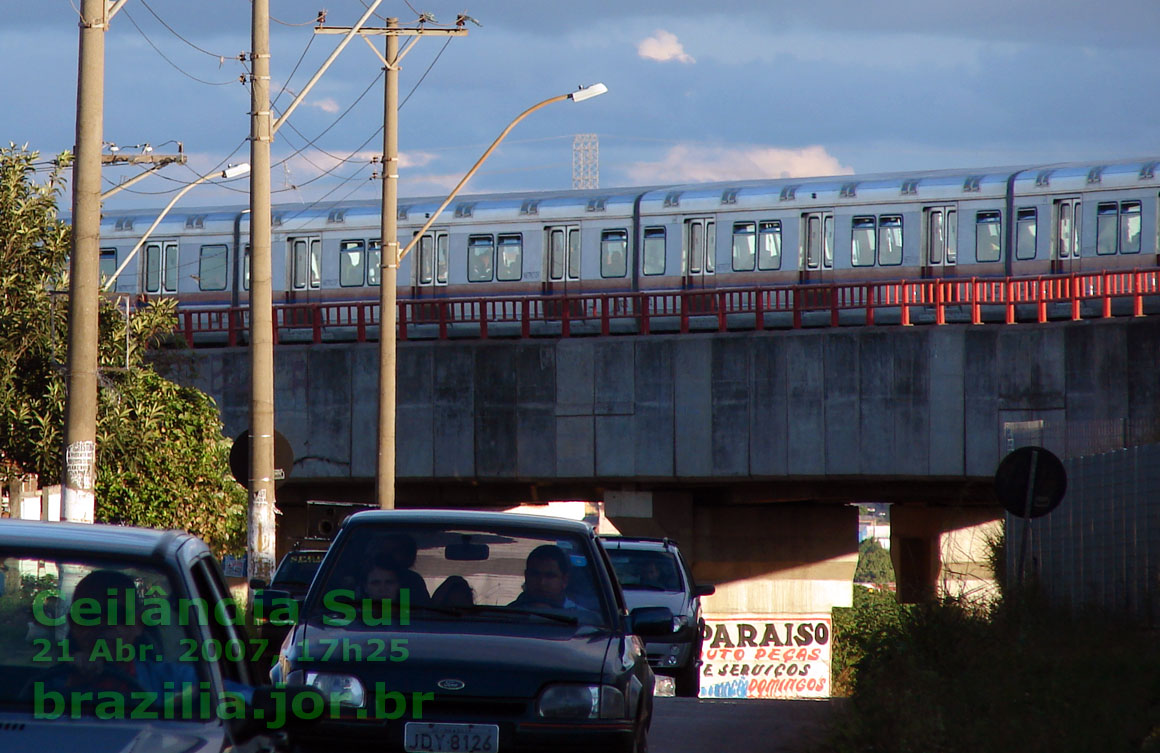 Trem do Metrô DF sobre o viaduto de entrada na Ceilândia, a caminho da Estação Ceilândia Sul em 2007