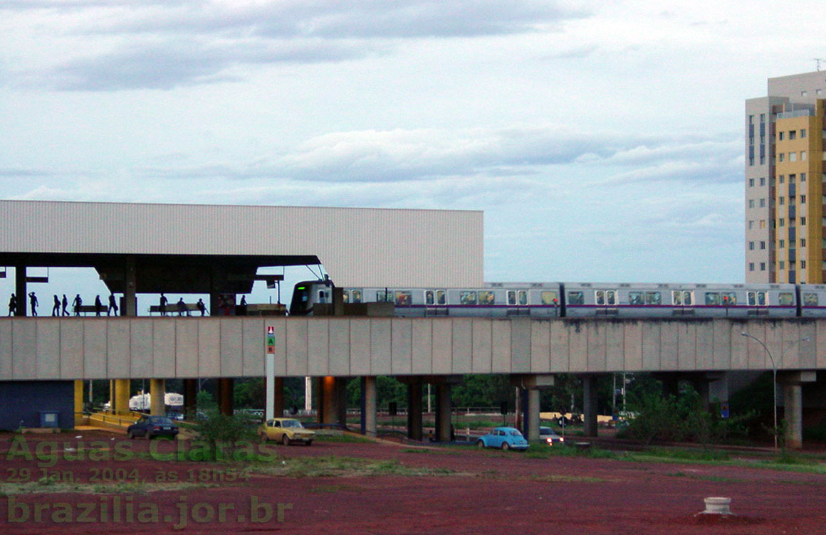 Chegada do trem do Metrô à estação Águas Claras ao entardecer