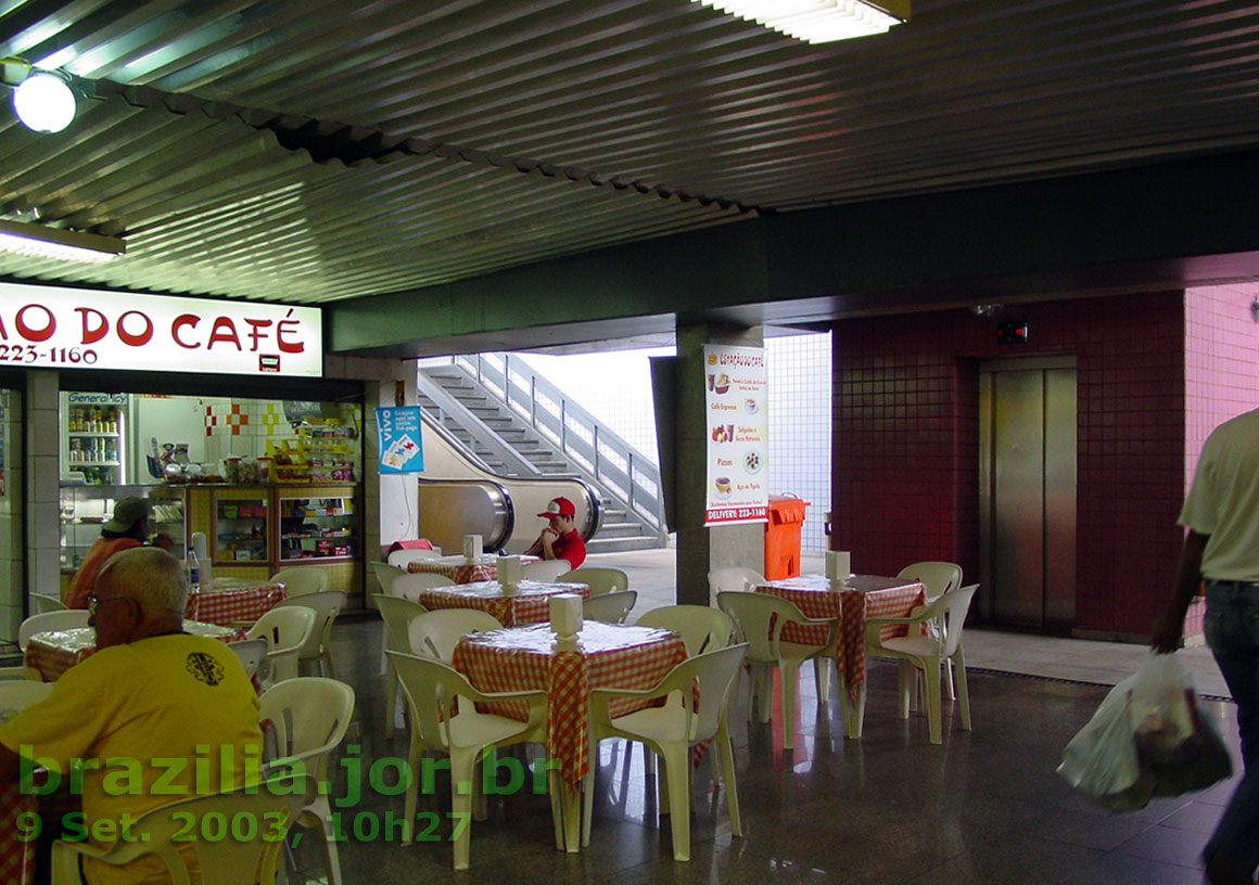 Elevador e escadas rolantes construídas pelo Metrô de Brasília na Galeria dos Estados, para acesso à Estação Galeria