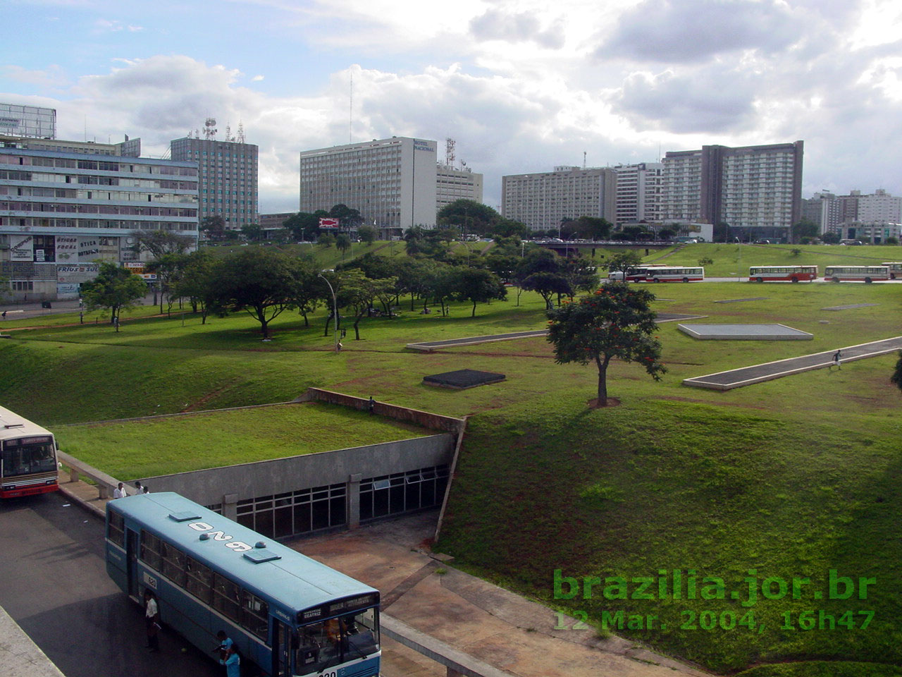 Passagem envidraçada da Rodoviária à Estação Central do Metrô de Brasília