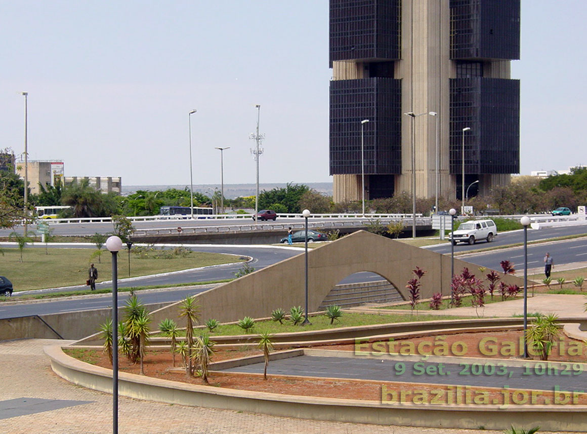 A aba triangular assinala as escadas de acesso externo (sul) na praça da Estação Galeria