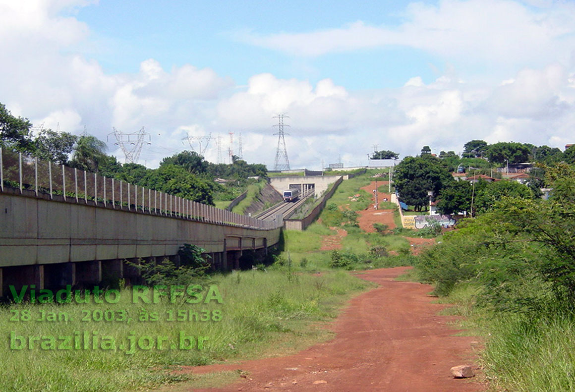 Passagem do Metrô por baixo do viaduto da antiga Rede Ferroviária Federal - RFFSA