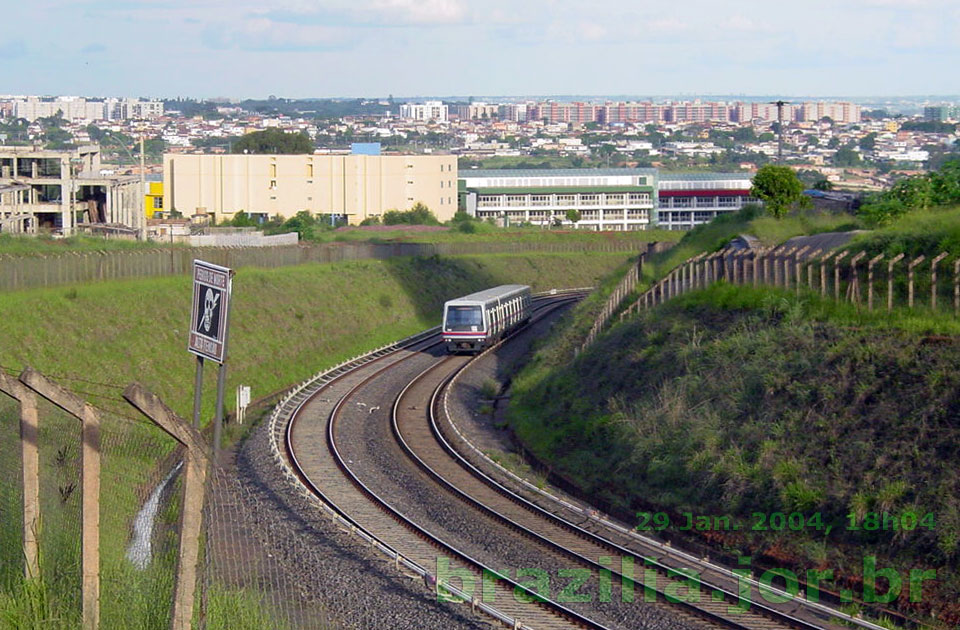 Trem do Metrô DF no trecho em que os trilhos correm em trincheira, em Águas Claras