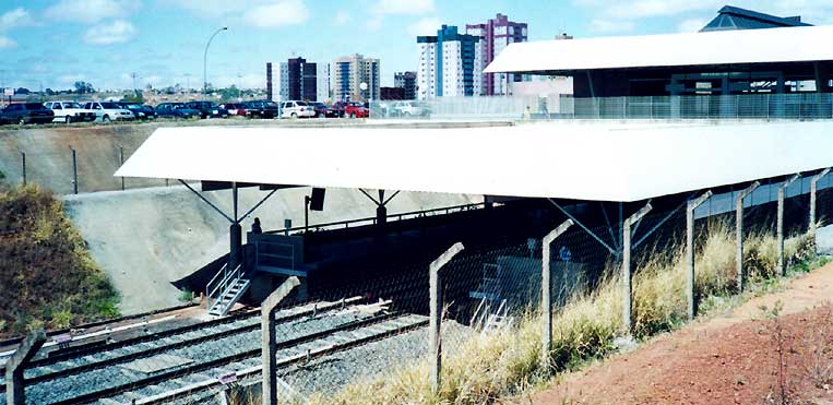 Detalhe das plataformas da Estação Arniqueiras dos dois lados dos trilhos do Metrô DF