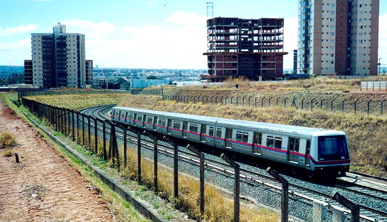 Trem do Metrô DF seguindo da Estação Arniqueiras no sentido Centro