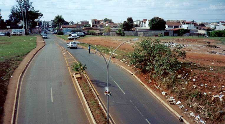 Via local entre o Guará I e a Feira, vista da janela do Metrô