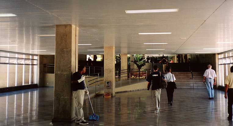 Escada e rampa entre a passagem envidraçada e o saguão da Estação Central do Metrô de Brasília