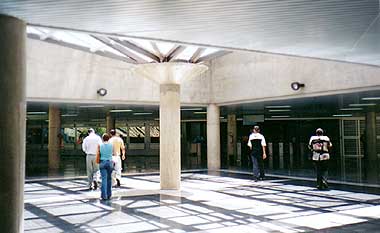 Claraboia do saguão de entrada da Estação Central do Metrô de Brasília