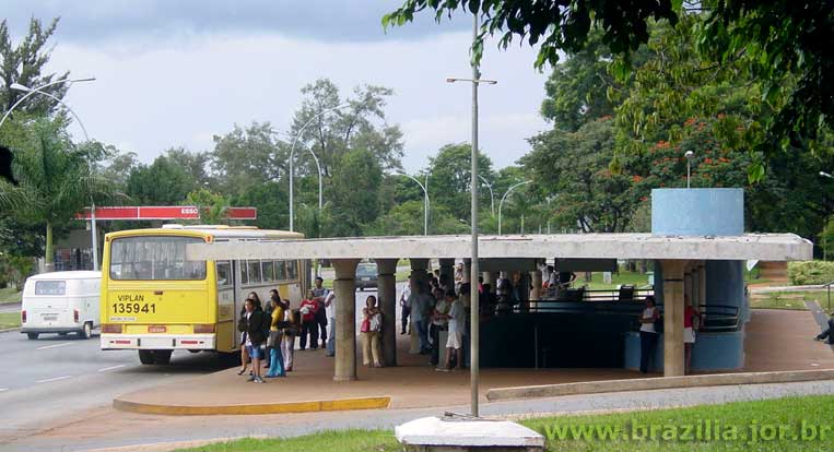 Ponto de ônibus do Eixo W, com os acessos à Estação 114 do Metrô