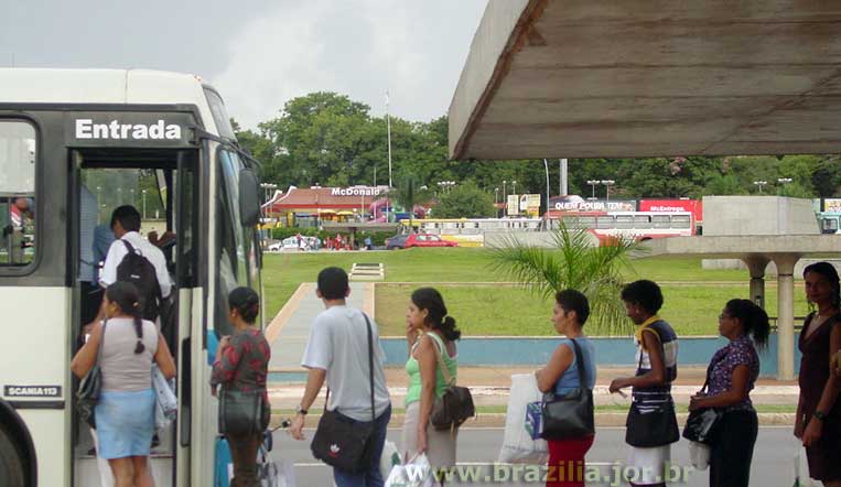 Pontos de ônibus do Eixo L, com acessos à Estação 114 do Metrô