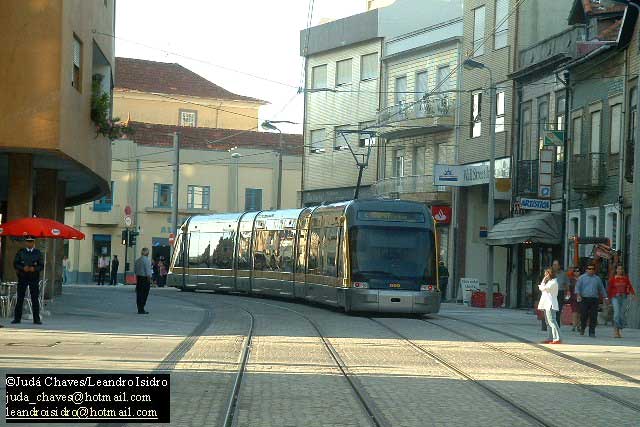 Trem do Metrô do Porto (Portugal) que é, de fato, um VLT - Veículo Leve sobre Trilhos