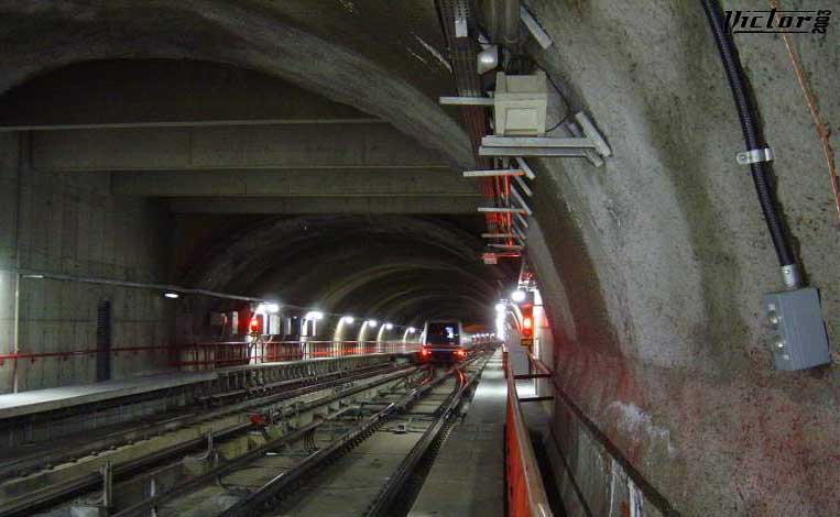 Trem vazio avança da Estação Central do Metrô de Brasília pelos trilhos de manobra