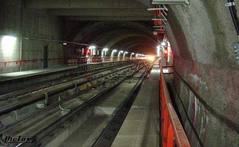 Trem vazio, já nos trilhos da linha de retorno para a Estação Central do Metrô de Brasília